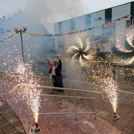 Высота:
3 м <br>
Калибр:
<br>
Кол-во залпов:
18 <br>
Время работы:
66 сек <br>
Заказ дорожки из холодных фонтанов — одна из самых популярных услуг на нашем сайте, поэтому мы... Свадебная дорожка 3 метра 66 секунд + 2 вертушки Мельница диаметром 6 метров 60 секунд