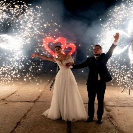 Высота:
3 м <br>
Калибр:
<br>
Кол-во залпов:
18 <br>
Время работы:
66 сек <br>
Заказ дорожки из холодных фонтанов — одна из самых популярных услуг на нашем сайте, поэтому мы... Свадебная дорожка 3 метра 66 секунд + 2 вертушки Цветок диаметром 6 метров 60 секунд